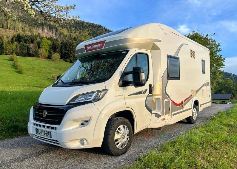 CAMPING-CAR CHALLENGER 7 PLACES modèle Genesis 256